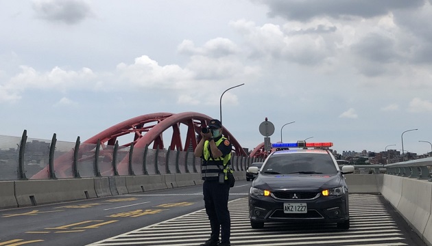 峡警取缔三莺大桥违规车辆 建构安全顺畅的交通环境