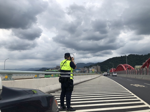 峡警取缔三莺大桥违规车辆 建构安全顺畅的交通环境 | 文章内置图片