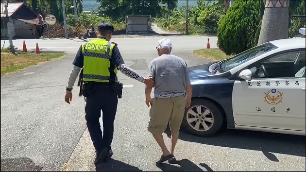 真的揪感心 酷熱天92歲長者徒步於車水馬龍的交通要道 暖心少年警一路送返家 | 文章內置圖片