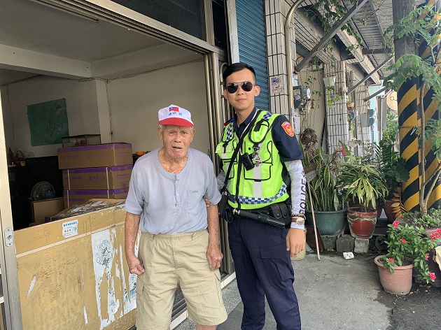 真的揪感心 酷熱天92歲長者徒步於車水馬龍的交通要道 暖心少年警一路送返家 | 文章內置圖片