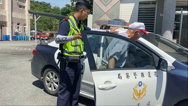 真的揪感心 酷熱天92歲長者徒步於車水馬龍的交通要道 暖心少年警一路送返家