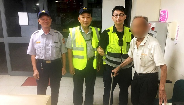 失智翁迷走街頭 三重暖警細心查證身分助返家