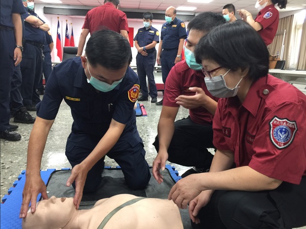 永和警分局舉辦員警急救訓練 「CPR +AED」掌握關鍵4分鐘 | 文章內置圖片