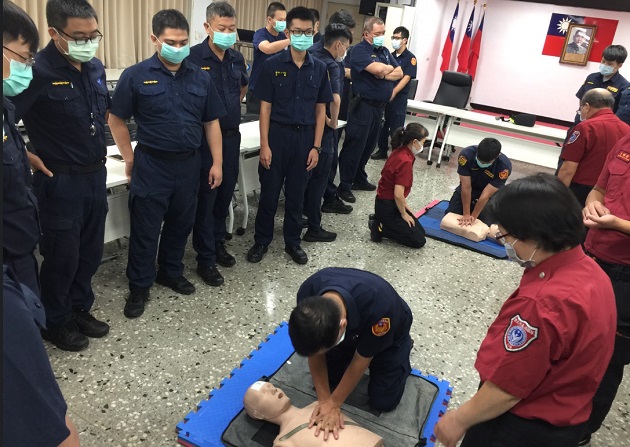 永和警分局舉辦員警急救訓練 「CPR +AED」掌握關鍵4分鐘 | 文章內置圖片