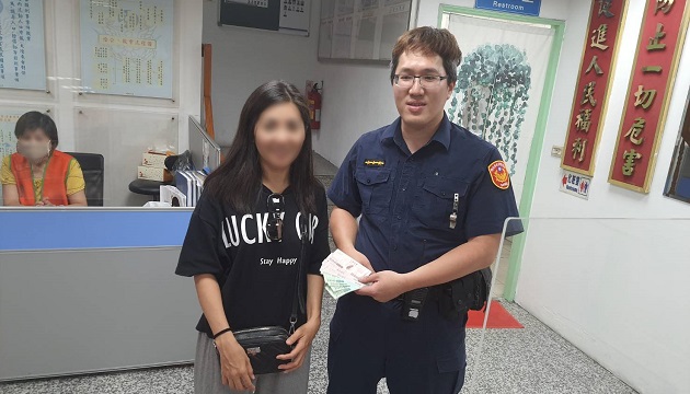 新庄警为民服务调电眼 暖助女子失而復得振兴三倍券