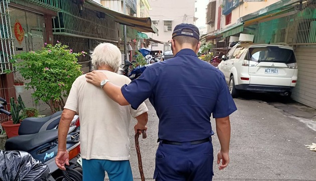 九旬老翁外出迷失街頭 實習暖警運用所學助返家