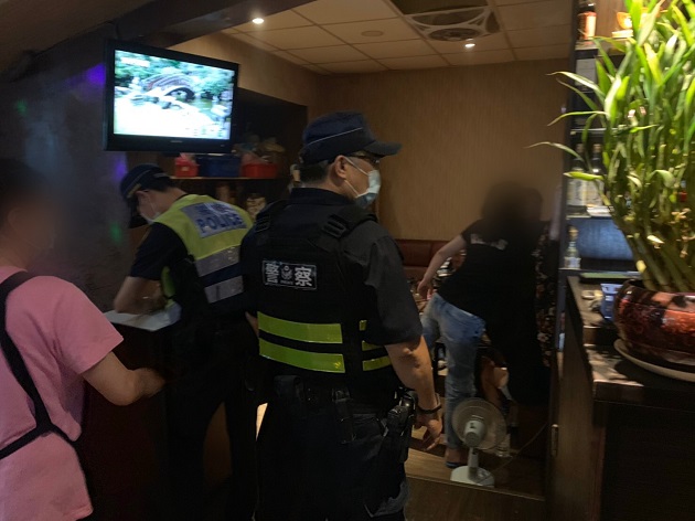 中和警加强防疫不懈怠，临检特殊娱乐场所配合防疫措施 | 文章内置图片