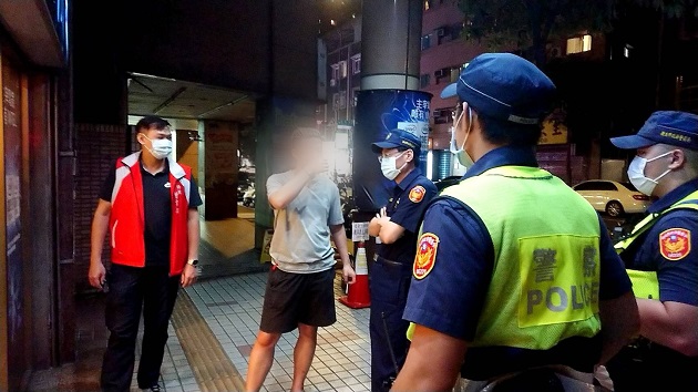 中和警加強防疫不懈怠，臨檢特殊娛樂場所配合防疫措施