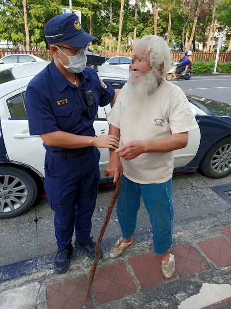 九旬老翁外出迷失街頭 實習暖警運用所學助返家 | 文章內置圖片