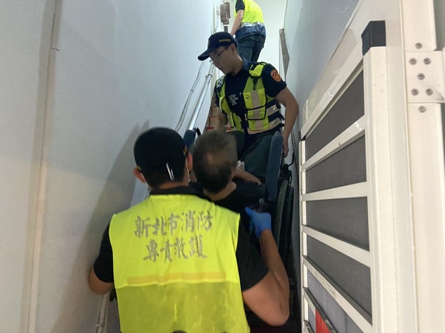 老翁因病就医脚无法行动出力警助返家 | 文章内置图片