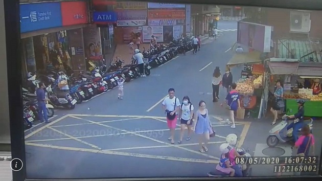 3岁女童马路独徘徊 淡水警助平安回家 | 文章内置图片