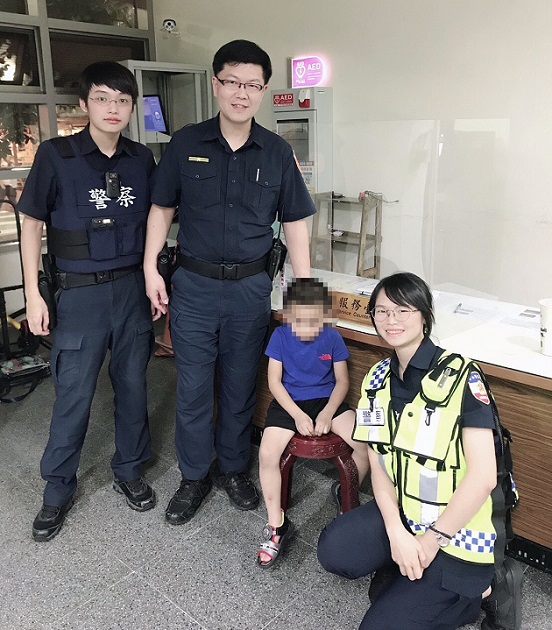 逛夜市小小孩走失 三重警助安心找父母 | 文章内置图片