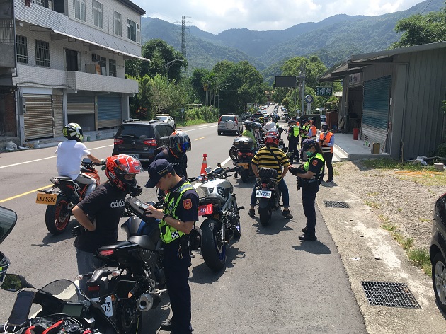 机车安全月执法无假期，新店警强力取缔无照驾驶及噪音车 | 文章内置图片