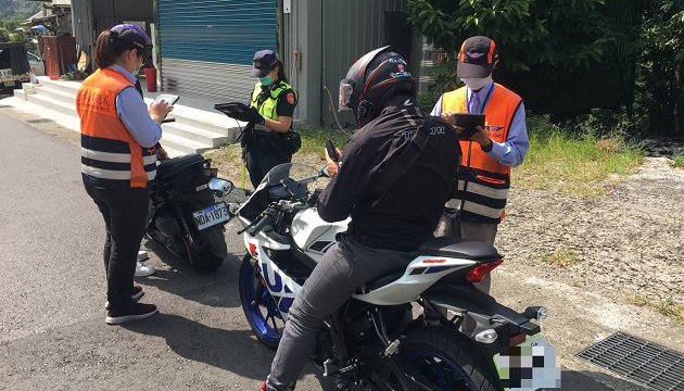 機車安全月執法無假期，新店警強力取締無照駕駛及噪音車