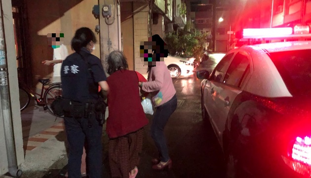 老妪颱风夜外出 暖警搀扶返家