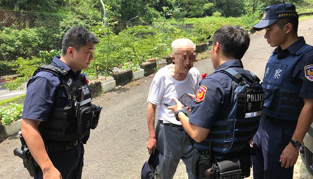 警实习生助人初体验 助老翁返家团聚