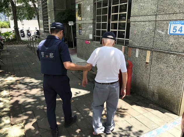 警實習生助人初體驗 助老翁返家團聚 | 文章內置圖片