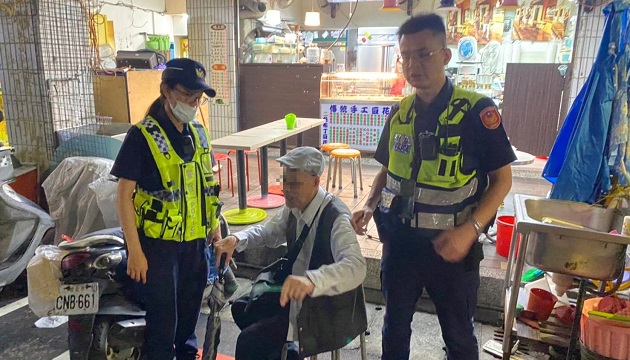 94歲老翁迷失街邊 新店警幫他找到回家路