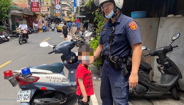 三重熱心警霸氣擋車 協助迷途童找到回家路