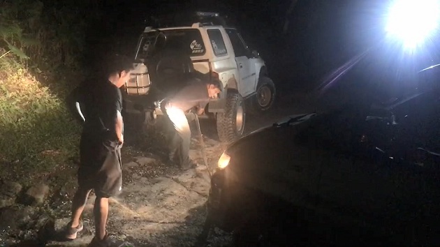 雪上加霜 登山客受伤困山区 救援车辆也深陷山沟 玉警即时救援解围 | 文章内置图片