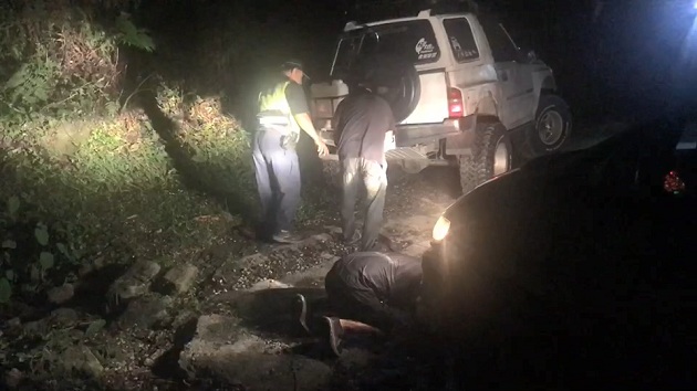 雪上加霜 登山客受伤困山区 救援车辆也深陷山沟 玉警即时救援解围 | 文章内置图片