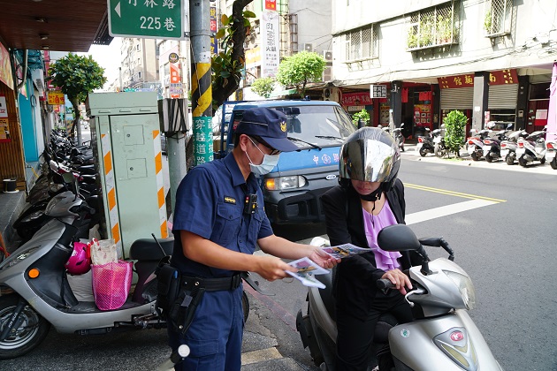 路口慢看停 永和警宣導「路口安全」大執法 | 文章內置圖片