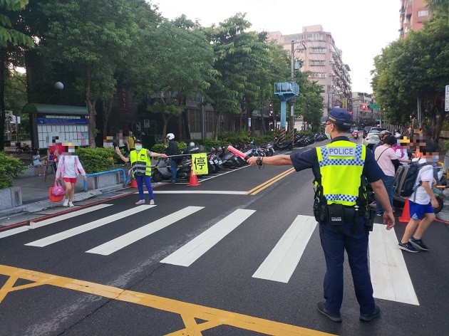 開學日！三重警貼心護童 守護校園安全 | 文章內置圖片