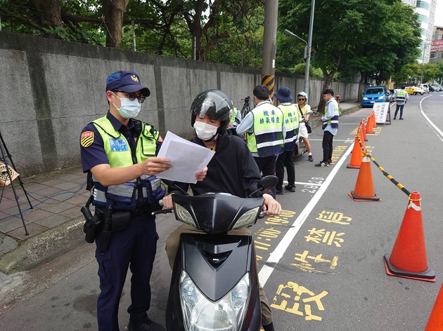 9月1日路口安全大執法 新店警籲行經路口謹記口訣「慢、看、停」 | 文章內置圖片