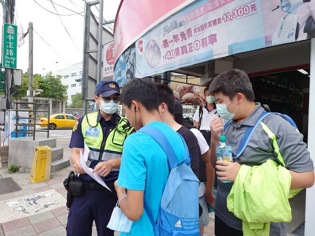 9月1日路口安全大執法 新店警籲行經路口謹記口訣「慢、看、停」 | 文章內置圖片