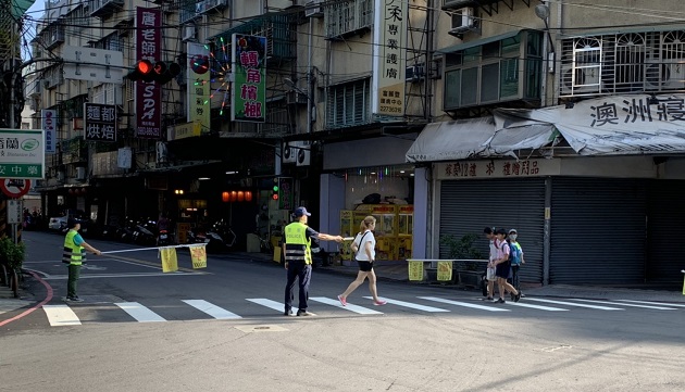 开学日土城警启动校园安全计画 波丽士保护揪安心