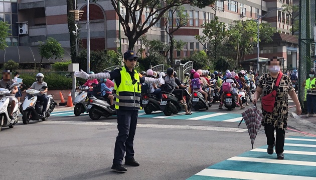 开学日！三重警贴心护童 守护校园安全