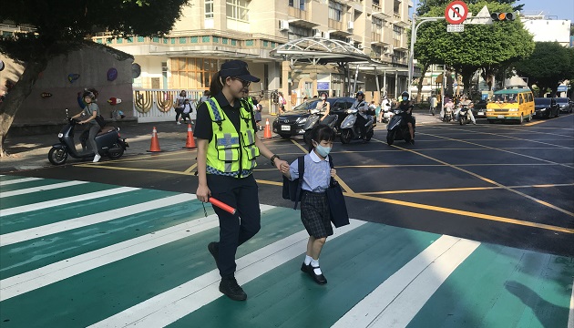 遏止病毒蔓延，永和分局与学校共同维护学童上、放学安全