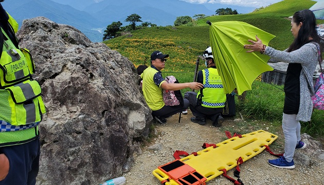 游客赏花不慎跌倒无法动弹 玉警即时协助送医