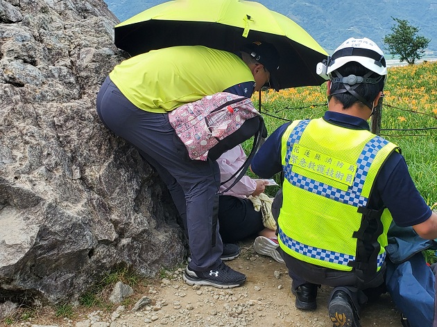 游客赏花不慎跌倒无法动弹 玉警即时协助送医 | 文章内置图片