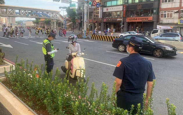 维护路口安全 保障行人路权 淡水警同步执行路口安全大执法 | 文章内置图片