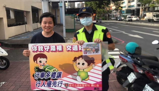 維護路口安全 保障行人路權 淡水警同步執行路口安全大執法