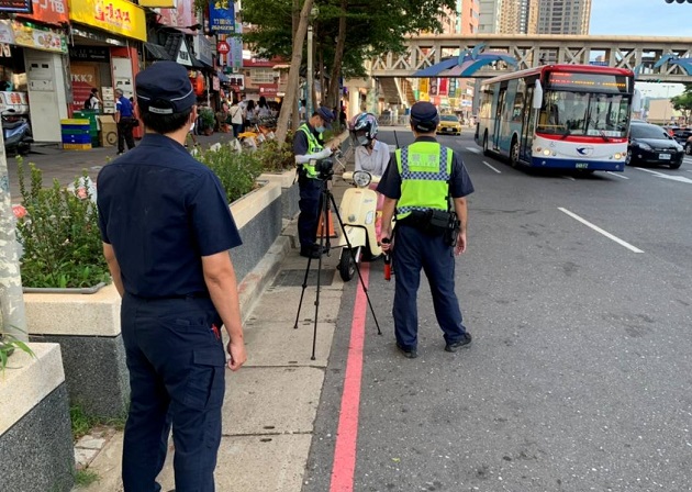 维护路口安全 保障行人路权 淡水警同步执行路口安全大执法 | 文章内置图片