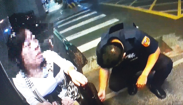 身障妇电动轮椅车故障受困路旁 暖警徒步推至捷运站助返家