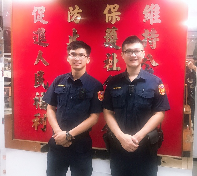 身障妇电动轮椅车故障受困路旁 暖警徒步推至捷运站助返家 | 文章内置图片