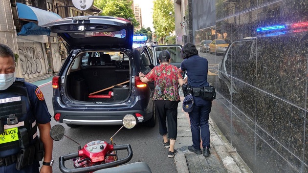 老人駕電動車迷途在都市叢林 幸遇暖警護送返家 | 文章內置圖片