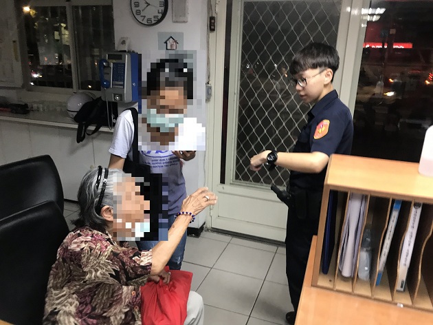 9旬失智老婦深夜迷途 松山暖警助返家 | 文章內置圖片