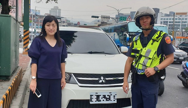 變速箱故障困車陣 熱心戰警協助脫困