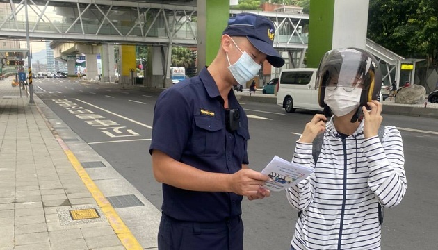 響應全國交通安全週 中和警加強路口行人安全宣導