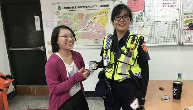 女子骑着铁马徜徉纵谷美景 身无分文陷窘境 玉警即时解围好开心