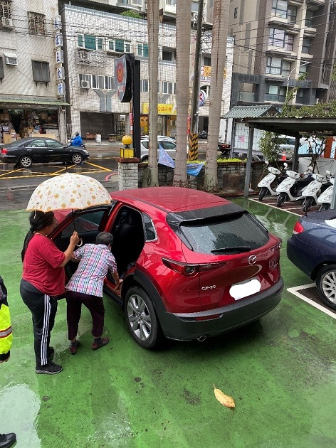 天冷心不冷老婦雨中迷失 樹林暖警助返家 | 文章內置圖片