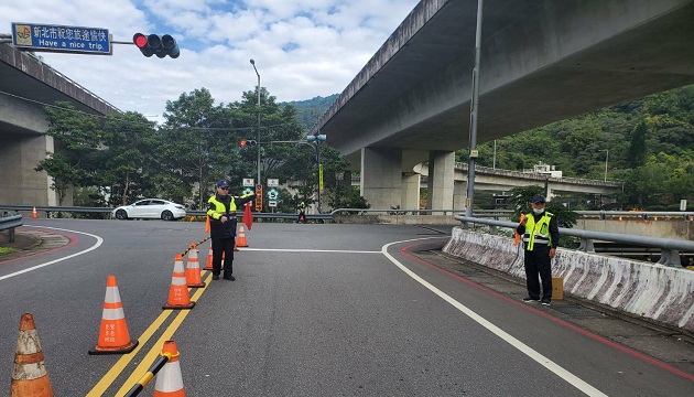 中秋双十连假石碇坪林匝道时段管制 新店警吁避开塞车路段改走替代道路