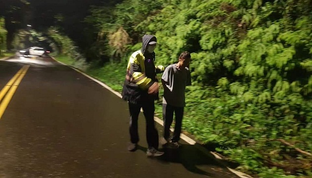 男子午夜山區迷走 竹子湖警巡邏發現助團圓