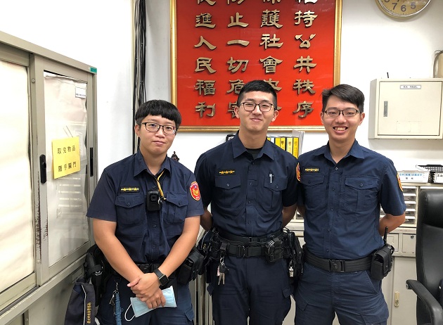 為情所困 女子跨坐女兒牆 勇警即刻救援! | 文章內置圖片