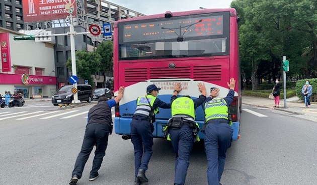 公車拋錨，員警徒手推車迅速恢復交通順暢