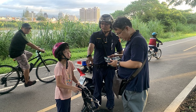 女童河滨公园骑车走失 员警寻回与父团圆